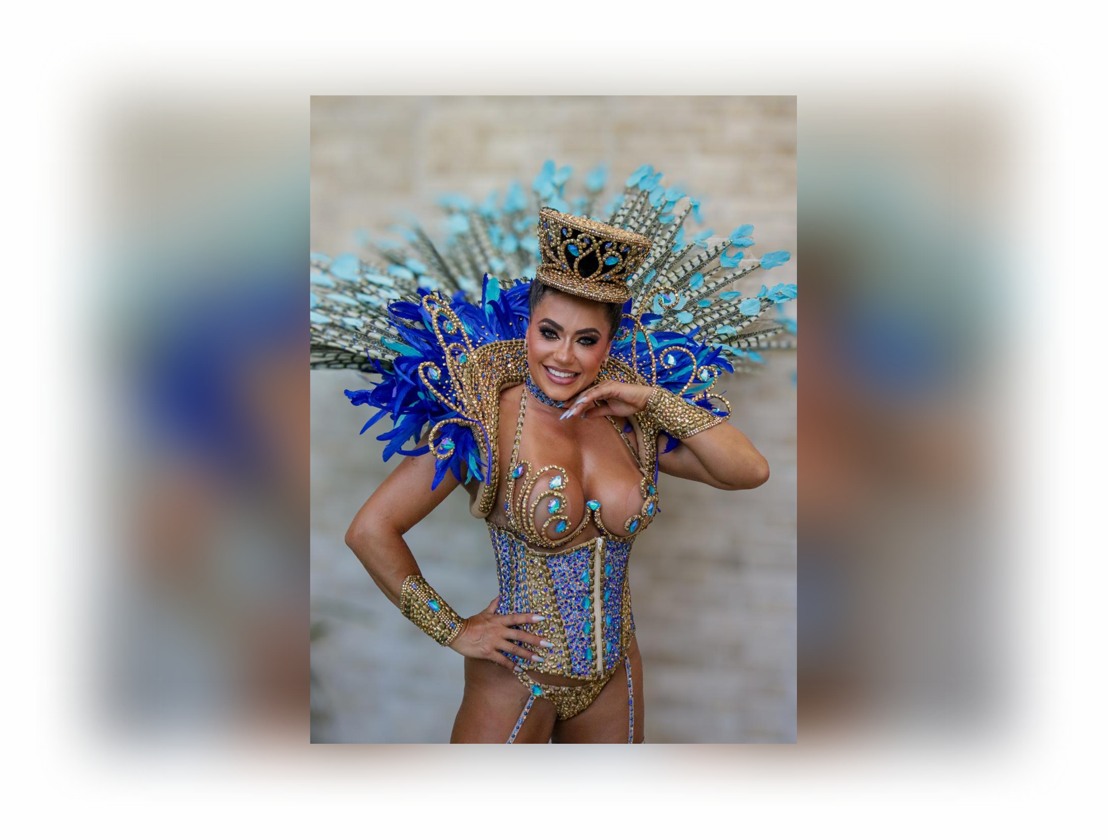 Rainha de bateria Adriana Santos eterniza na pele a força feminina celebrada pelo Império da Vila