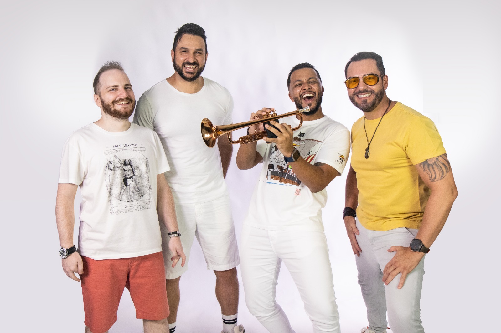 Comandada por Evin Santos, banda Living faz turnê especial de Carnaval com shows em SP, MG e PR