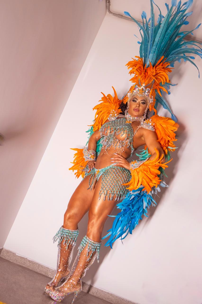 Musa Adriana Santos celebra novo momento da escola em estreia no Grupo Especial do carnaval de SP